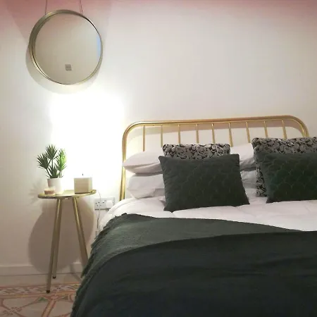 بيت ضيافة Squadron Base